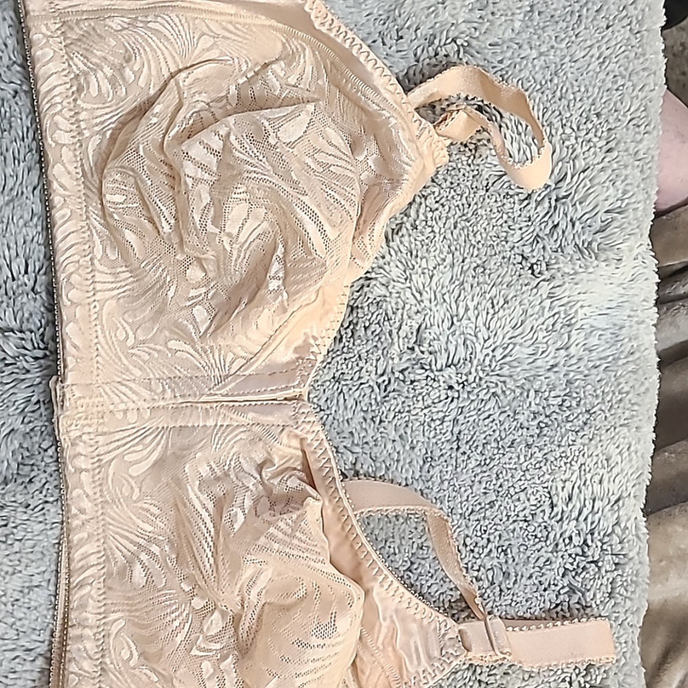 Bali 44C front closure cream color bra